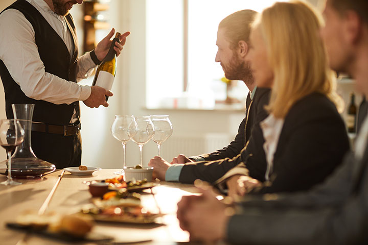 Atelier de dégustation de vins animé par Cocktail Dinatoire, service traiteur à Bordeaux